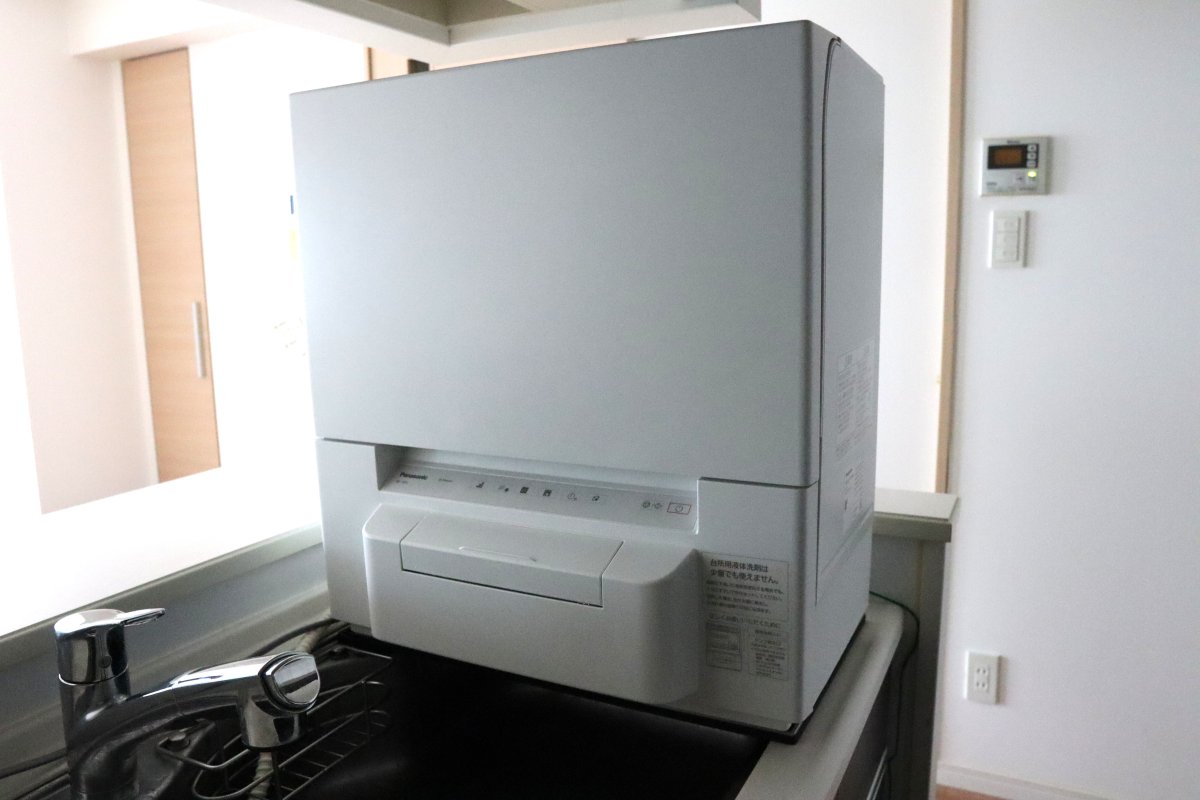 キッチンのシンク横に置いたNP-TSP1の正面