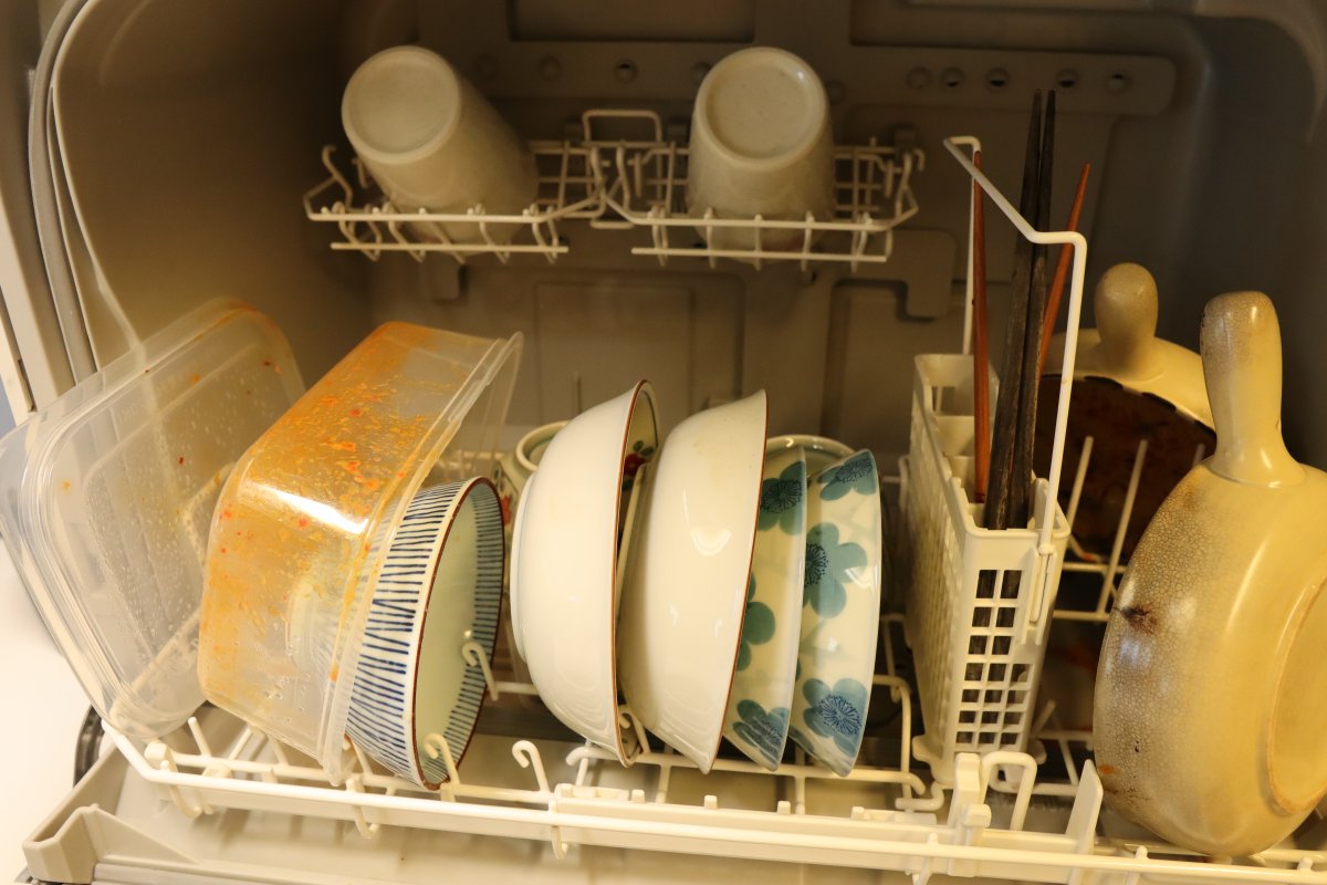 NP-TSP1の庫内に食器を入れたところ